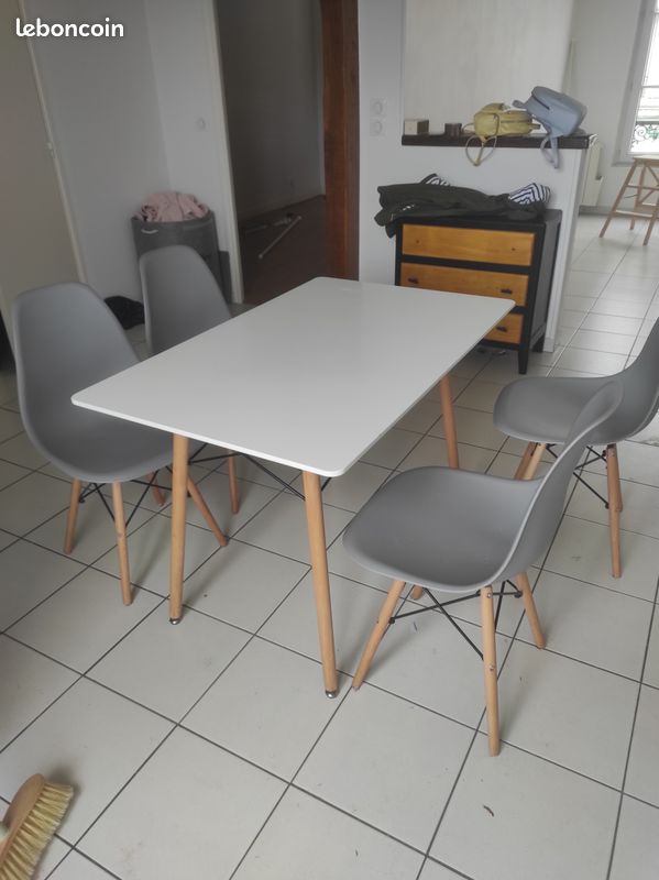 Lot table et 4 chaises (image 1)