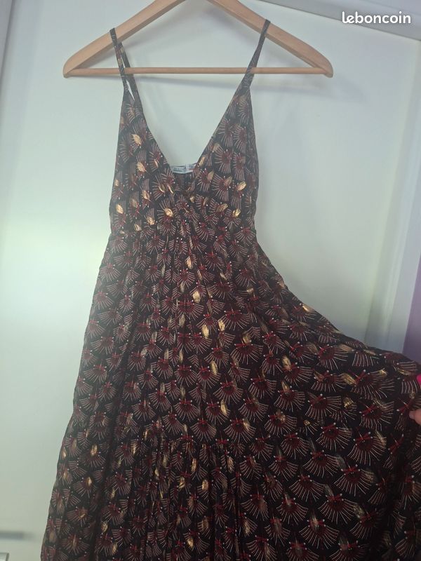 Robe longue imprimée noire rouge et dorée (image 7)