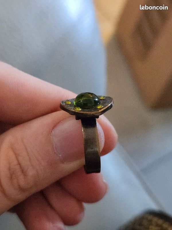 Bague en or jaune, pierre verte et diamants