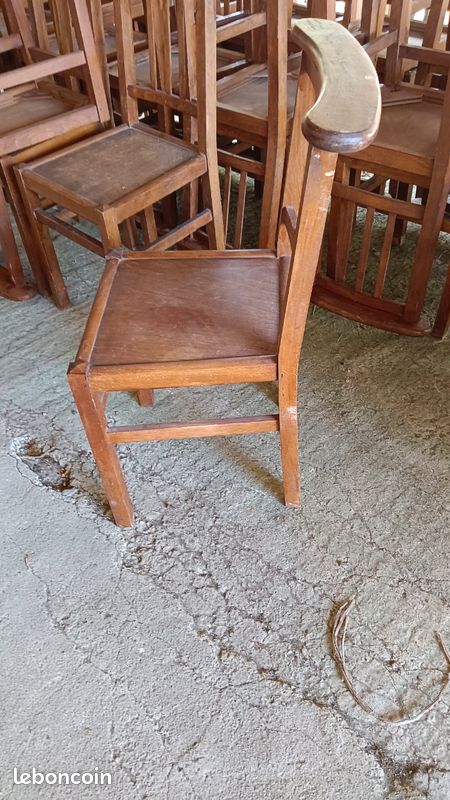 Nombreuses chaises anciennes en bois (image 2)