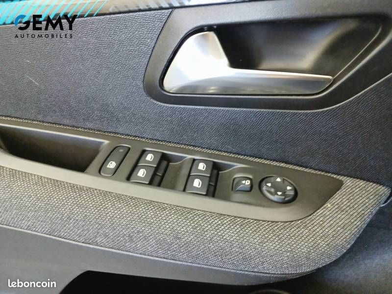 Peugeot 208 PureTech 100 S&S EAT8 Style (image 16)