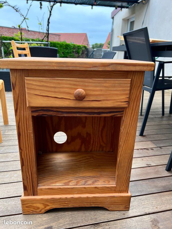 Table de nuit en pin (image 1)