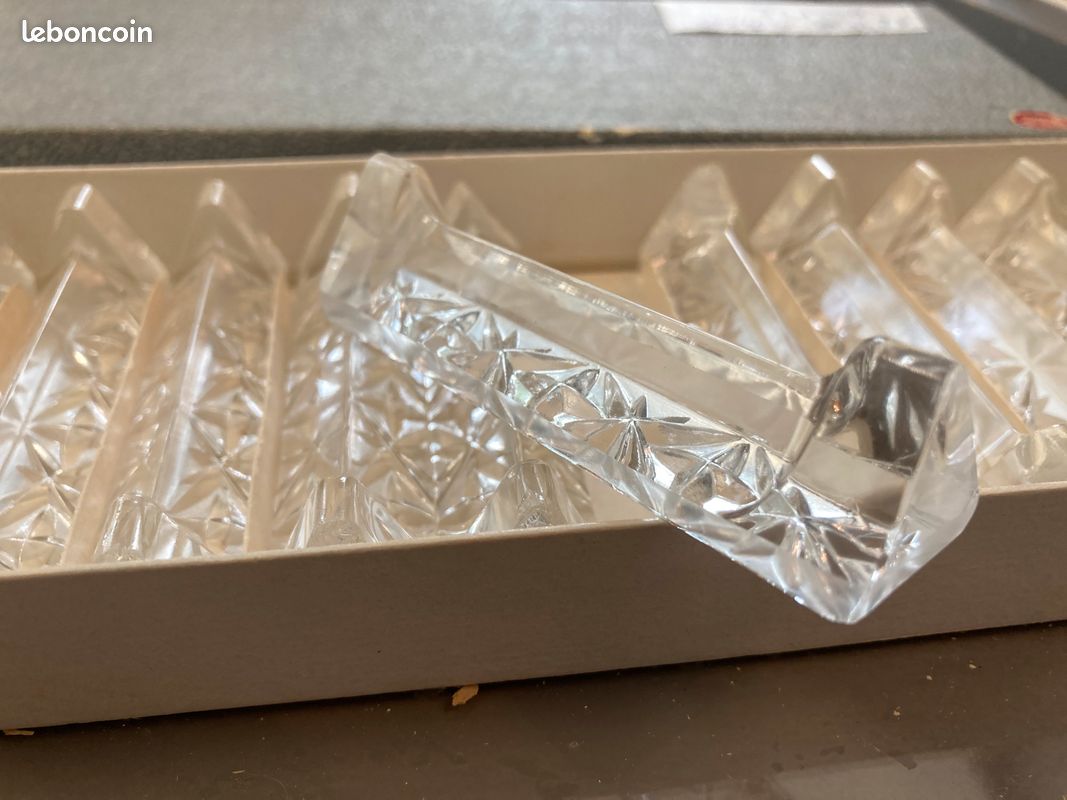 Coffret de 12 porte-couteaux en cristal ciselés (image 2)