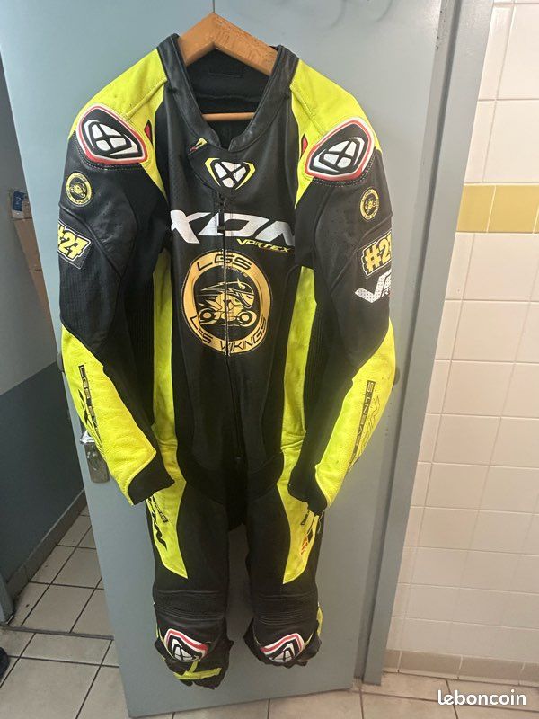 Combinaison moto en cuir de la marque Ixon, modèle Vortex 3 (coloris noir et jaune fluo) (image 1)