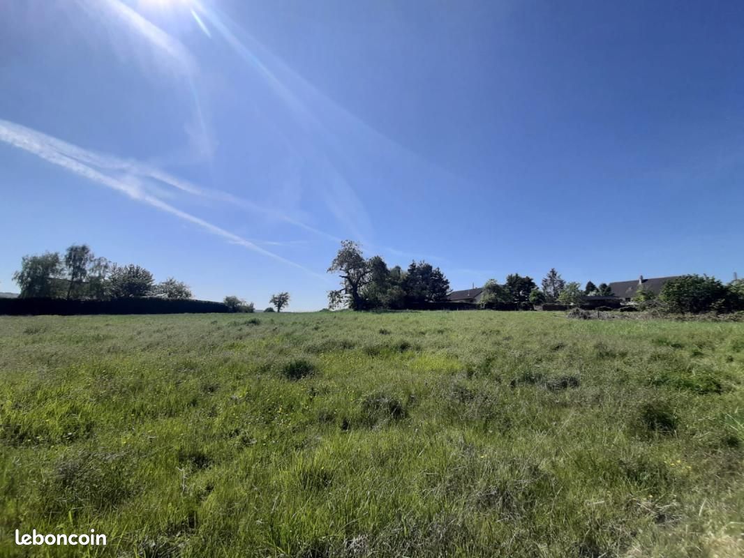 Terrain 1242 m² · à Saint-Pierre-de-Bailleul · 93 000 €