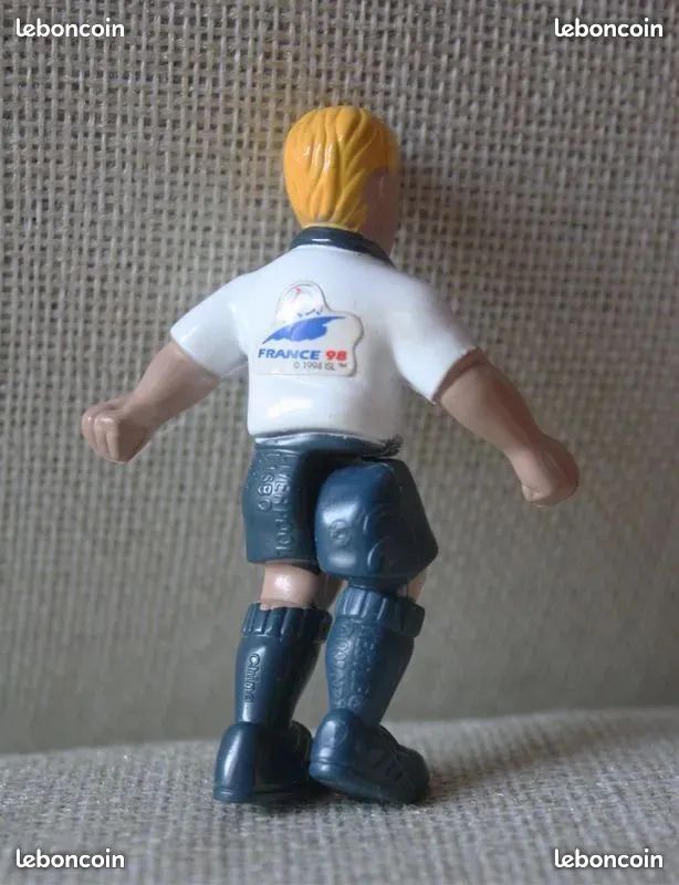 Figurine Nestlé Coupe Du Monde 1998 – France, Maillot Blanc Rayé, Articulée 7 Cm