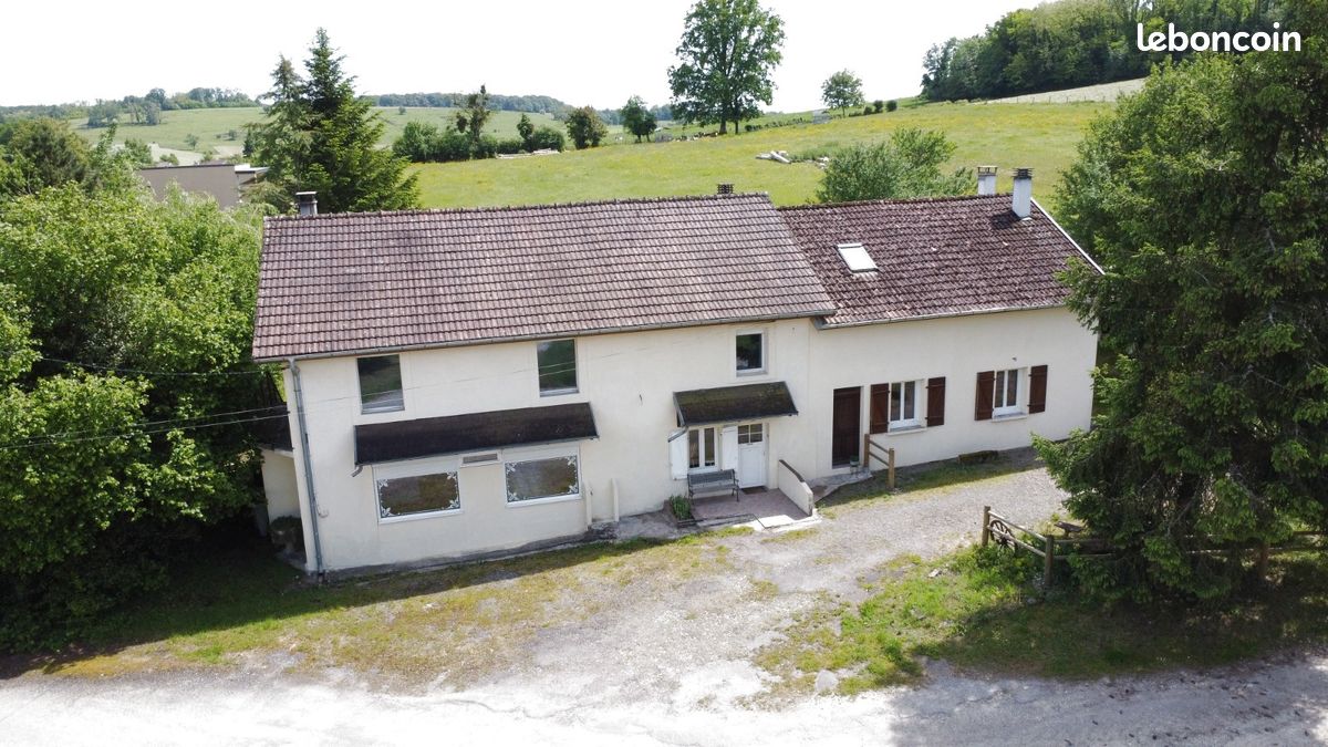 Maison 8 pièces 247 m² · à Genevreuille · 247 m² · 169 000 €