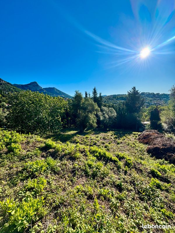 RARE À VENCE – Terrain 2 501 m² avec permis purgé – Vue dégagée Baou – Projet villa contemporaine haut de gamme · 619 000 €