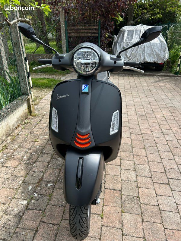 Vespa GTS 300 HPE Super Sport - Décembre 2023 - Excellent état (image 1)