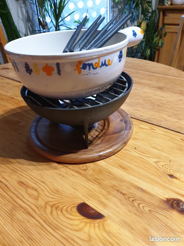 Service à fondue NEUF en fonte émaillée LE CREUSET, kit complet avec 6 assiettes - Arts de la table