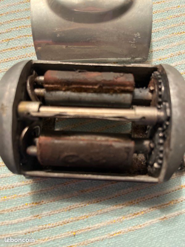 2 Aiguise-Lames De Rasoirs Anciens - En Acier Inoxydable - Neuf Avec Défauts Mineurs