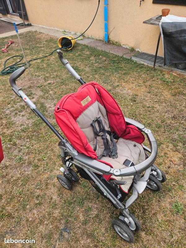 Poussette de la marque peg perego accompagne d'un siège pour mettre son enfant a l'arrière du vélo et d'un tour de lit pour bébé (image 1)
