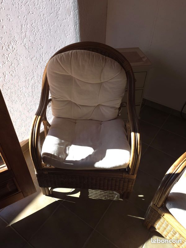 Lot meubles maison : canapés, fauteuils rotin, table basse, tabourets, commode (image 5)