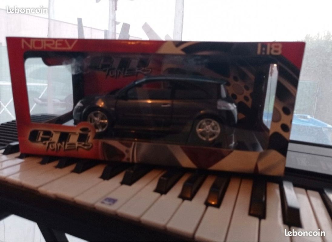 Renault Mégane MTK 2004 Gris Hologramme 1/18
