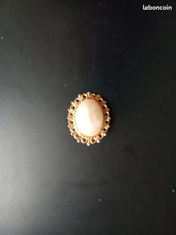 Broche camée : Élégance et raffinement en résine et strass bijou vinta