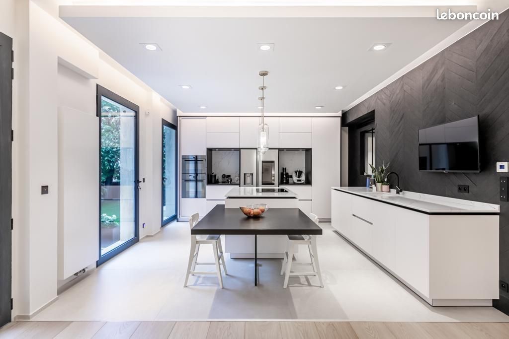 Maison 7 pièces 320 m² · à Neuilly-sur-Seine · 320 m² · 16 990 €