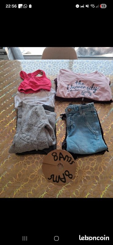 Lot 8 ans fille
1 maillot de bain blanc
1 brassière sport rose
1 gilet gris
1 robe fête à paillettes 
3 shorts
1 t-shirt manches courtes 
1 veste à capuche (image 1)