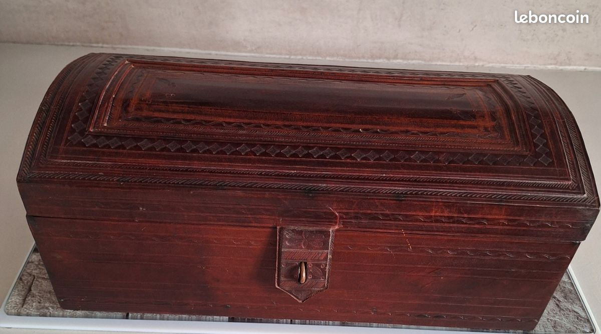 Coffre en cuir et bois (image 1)