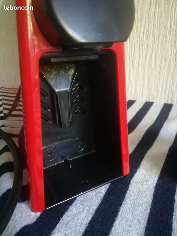 MACHINE À CAFÉ CAFETIÈRE A CAPSULES NESPRESSO MAGIMIX ESSENZA MINI RUBY RED COMPACTE BON ÉTAT (Envoi possible) (image 7)