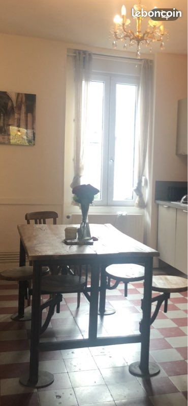Table d’intérieur en bois brut et fer forgé (image 1)