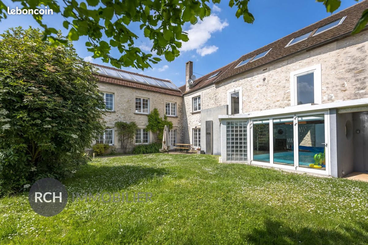 Maison 8 pièces 397 m² · à Thoiry · 397 m² · 739 000 €
