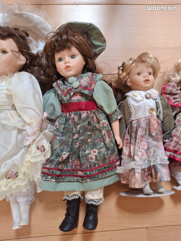 4 poupées anciennes en costumes (Gebraucht) in Laufen für CHF 20 - mit 4 poupées anciennes en costumes (Gebraucht) in Laufen für CHF 20 - mit
