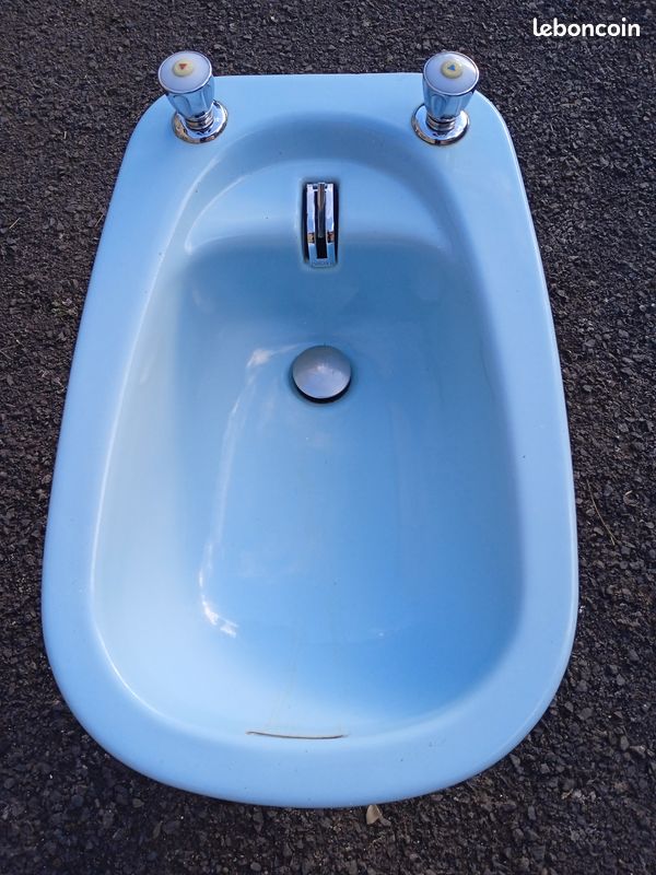 Magnifique Bidet en céramique bleu-pâle années 70 très stylé et élégant idéal pour compléter salle de bains vintage ou moderne avec possibilité de lavabo sur pied de même couleur (image 1)