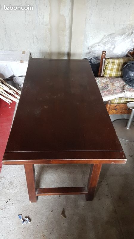 Table en bois massif foncé (image 1)