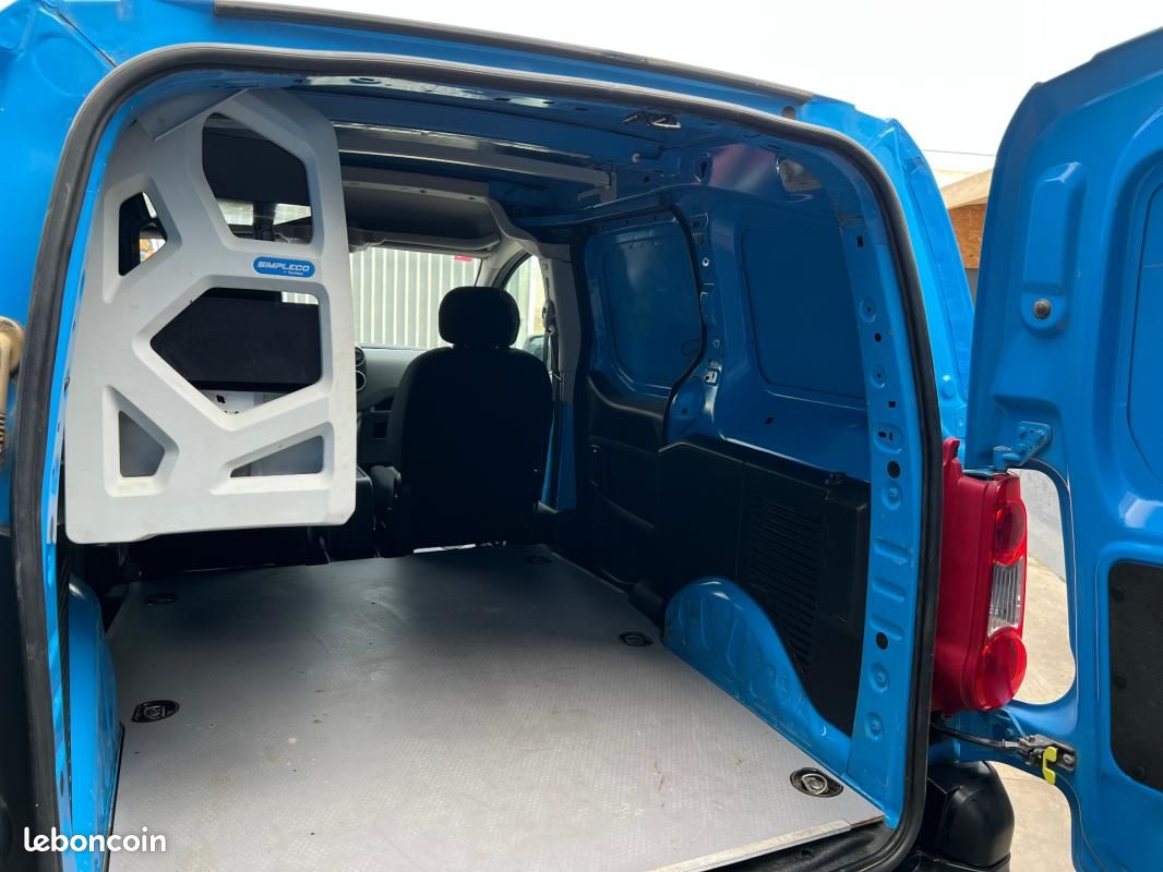 Peugeot Partner FOURGON STANDARD 1.6 BLUEHDI 75 BVM5 PRO / CLIM ECRAN BLUETOOTH ATTELAGE ... (image 25)
