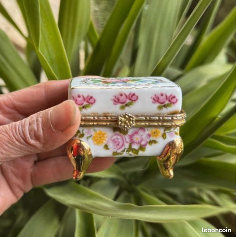 Boîte à Bijoux Ancienne En Porcelaine – Décor Floral, Occasion Avec Craquelures Et Traces