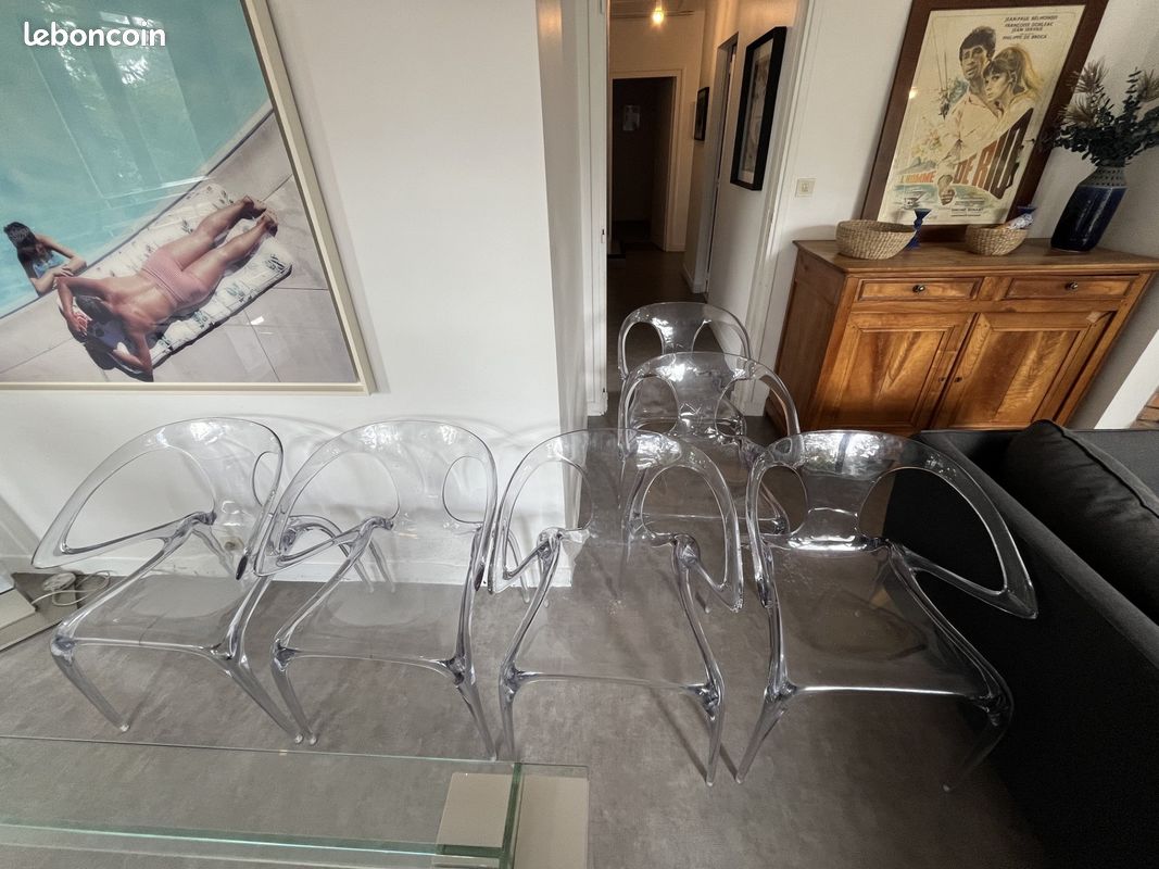 4 chaises Roche Bobois modèle AVA – 2 transparentes claires et 2 transparentes fumées (image 1)