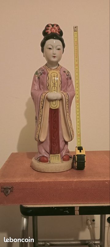 Grande statue Dame chinoise en porcelaine famille rose . Vintage. 40 cm de hauteur en tenant compte du talon du mètre ruban (image 1)