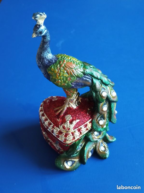 Métal émaillé de paon - France