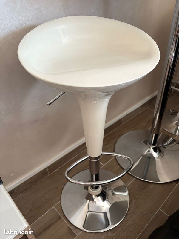 Vends table haute avec 2 chaises bar blanc en très bon état (image 2)