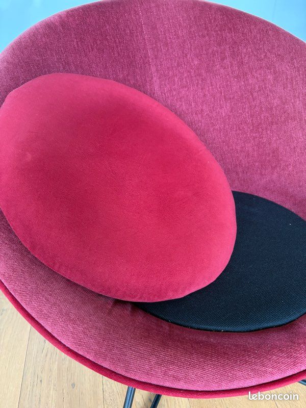 Paire de fauteuils en velours rouge (image 4)