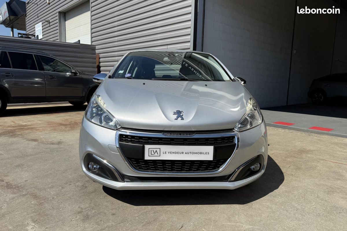 PEUGEOT 208 1.2i - 82 Allure (image 2)
