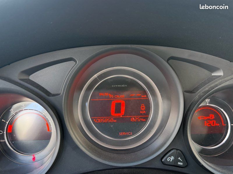 Citroën c4 1.4i 95 ch pack Clim (image 10)