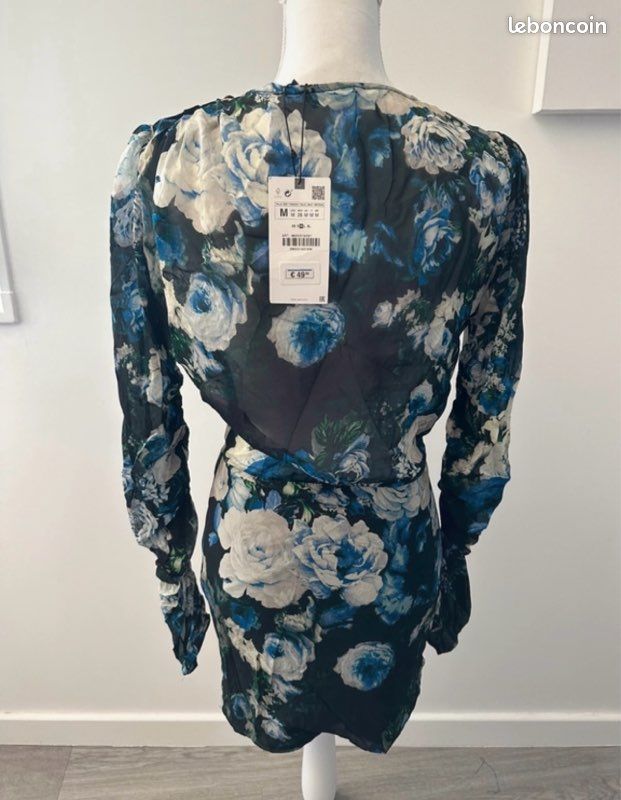 Robe à fleurs bleue et blanche Zara T38 M NEUVE Vêtements