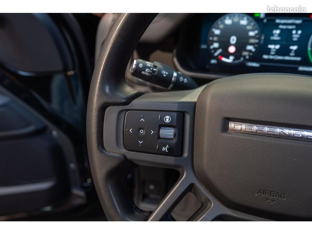 LAND ROVER DEFENDER 110 P300e X-DYNAMIC SE (image 32)