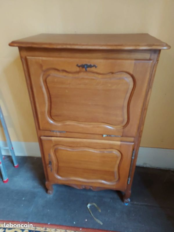Meubles anciens et objets rares misent en vente (image 1)