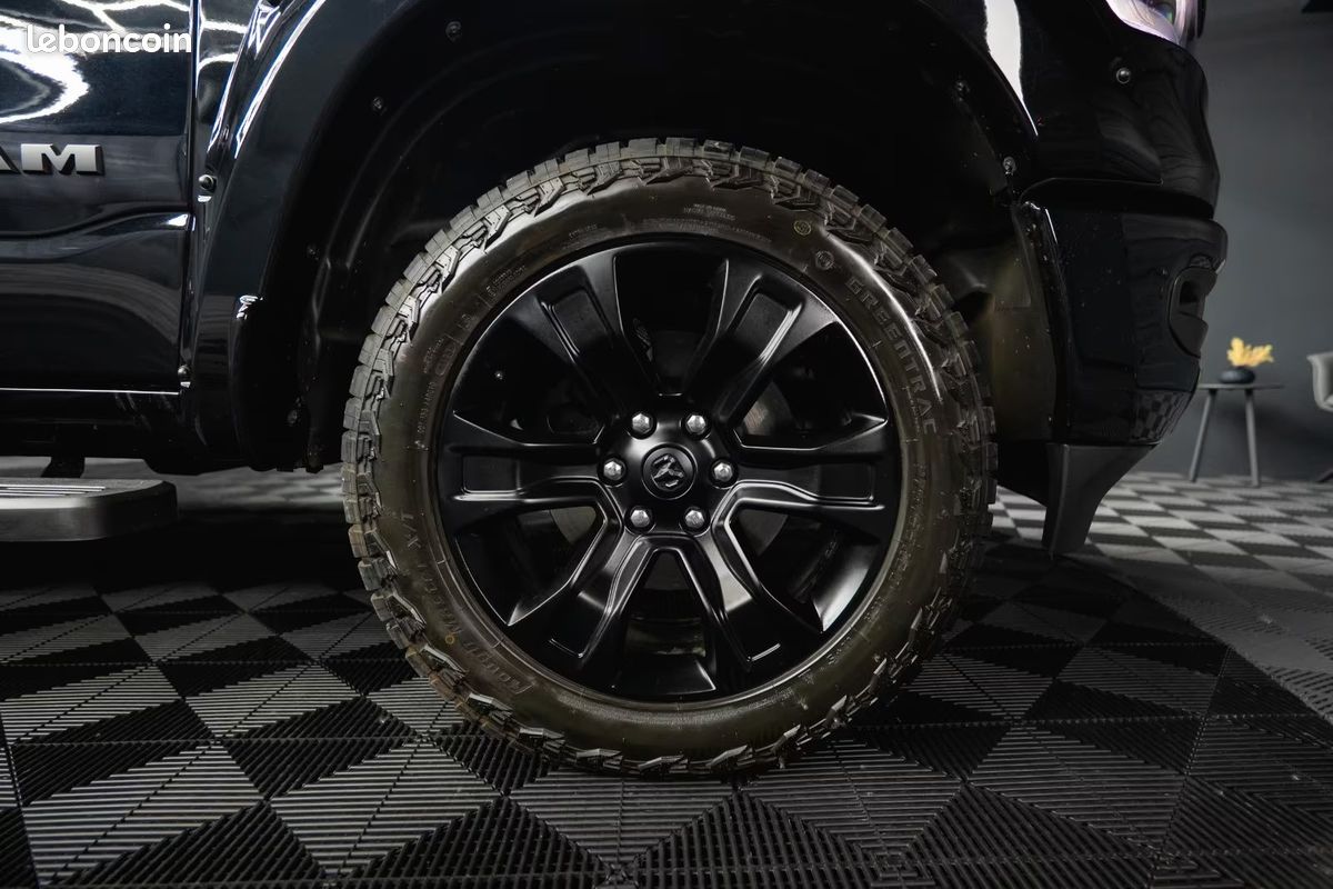 Dodge RAM 1500 Laramie Night Edition 5.7 HEMI 401 ch 4x4 – Alpine – 20” – Offroad (image 11)