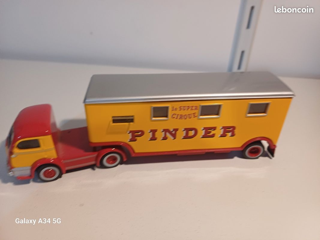 Cirque Pinder 1/43ème, SAI 9350 - 2 remorques 2 essieux Cirque Pinder : chauffage et caisse du zoo