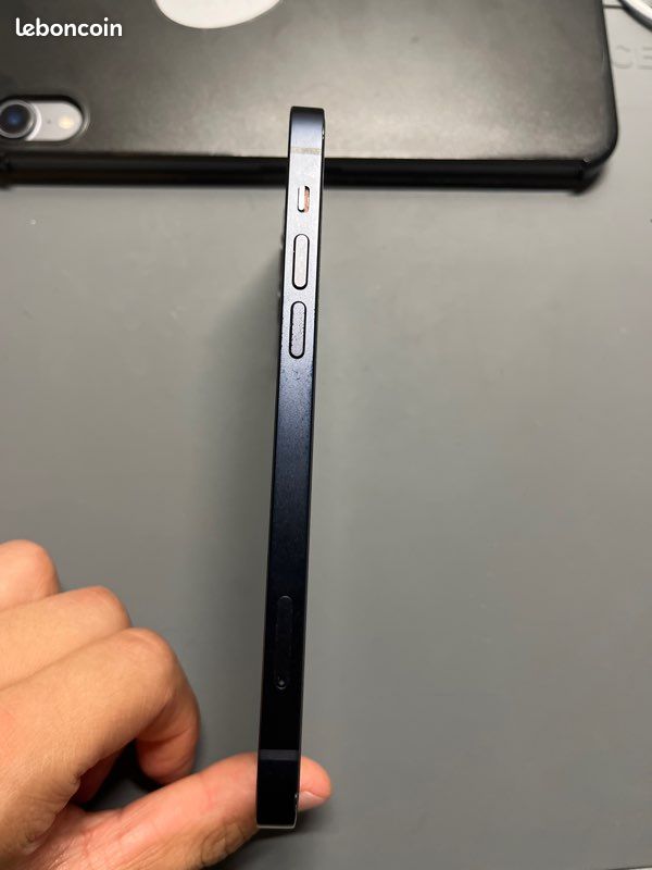 IPhone 12 en excellent état (image 4)