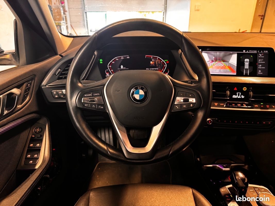 BMW SERIE 1 1.5 118 I 140 LUXURY DKG BVA / SIEGES CHAUFFANTS / APPLE CARPLAY / AFFICHAGE TÊTE HAUTe (image 4)