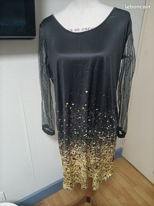 Vends robe femme,manches longues transparentes coloris noir et effet paillettes argentées (image 1)