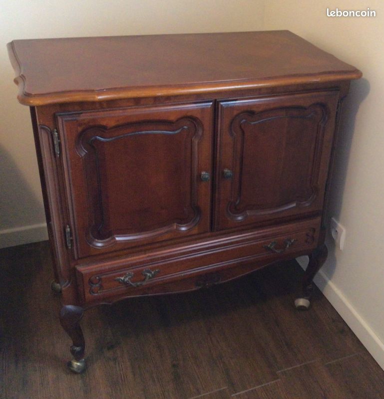 Petit meuble en merisier (image 1)