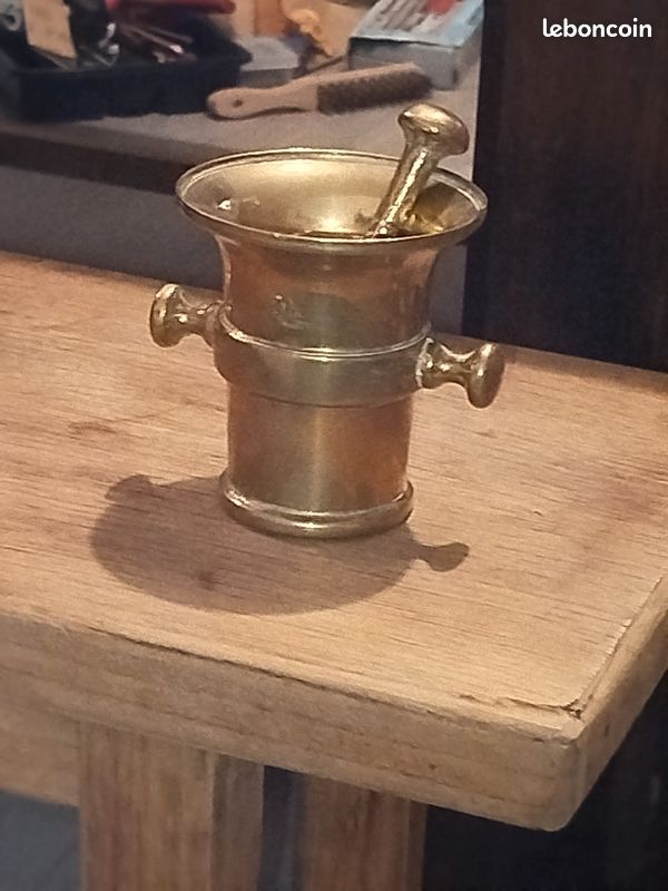 Mortier a pilon antique (image 1)