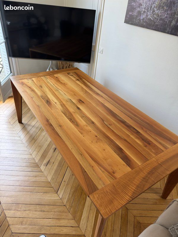Table Ligne Roset modèle Trapèze en noyer (image 1)