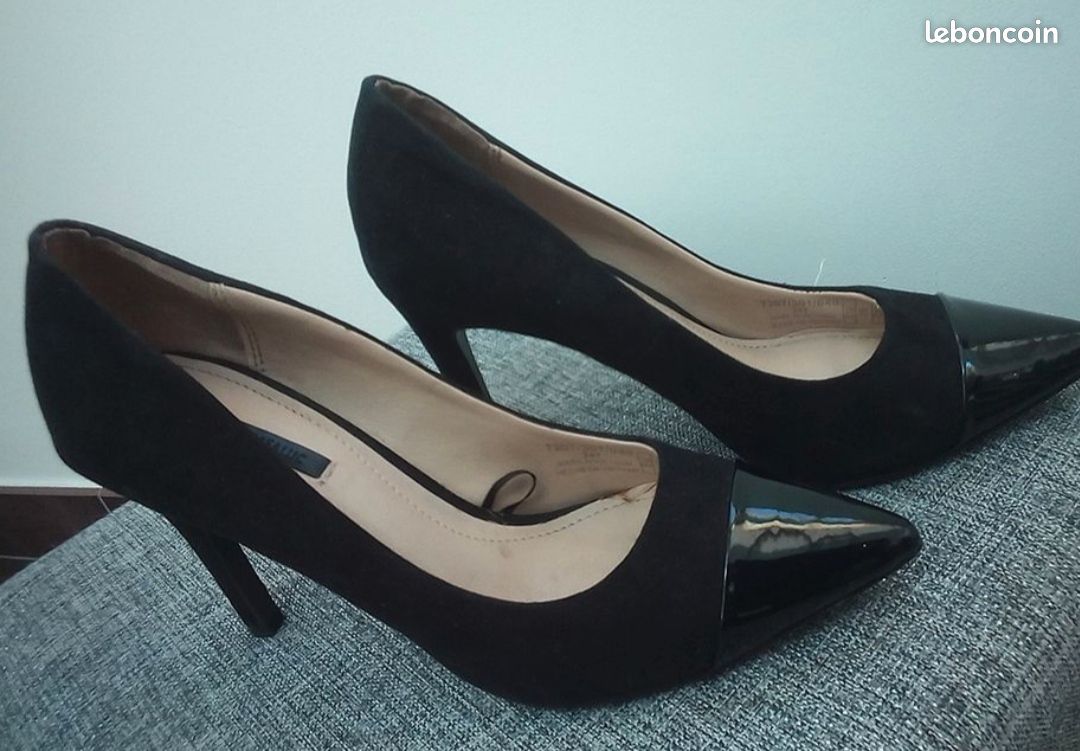 Escarpins Noirs à Talons Aiguilles Cloutés ZARA - Pointure UK 6 - Occasion En Excellent état