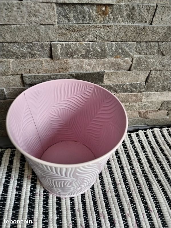 Joli cache pot en métal décoré feuilles en relief, de chez gamm vert jamais servi (image 7)